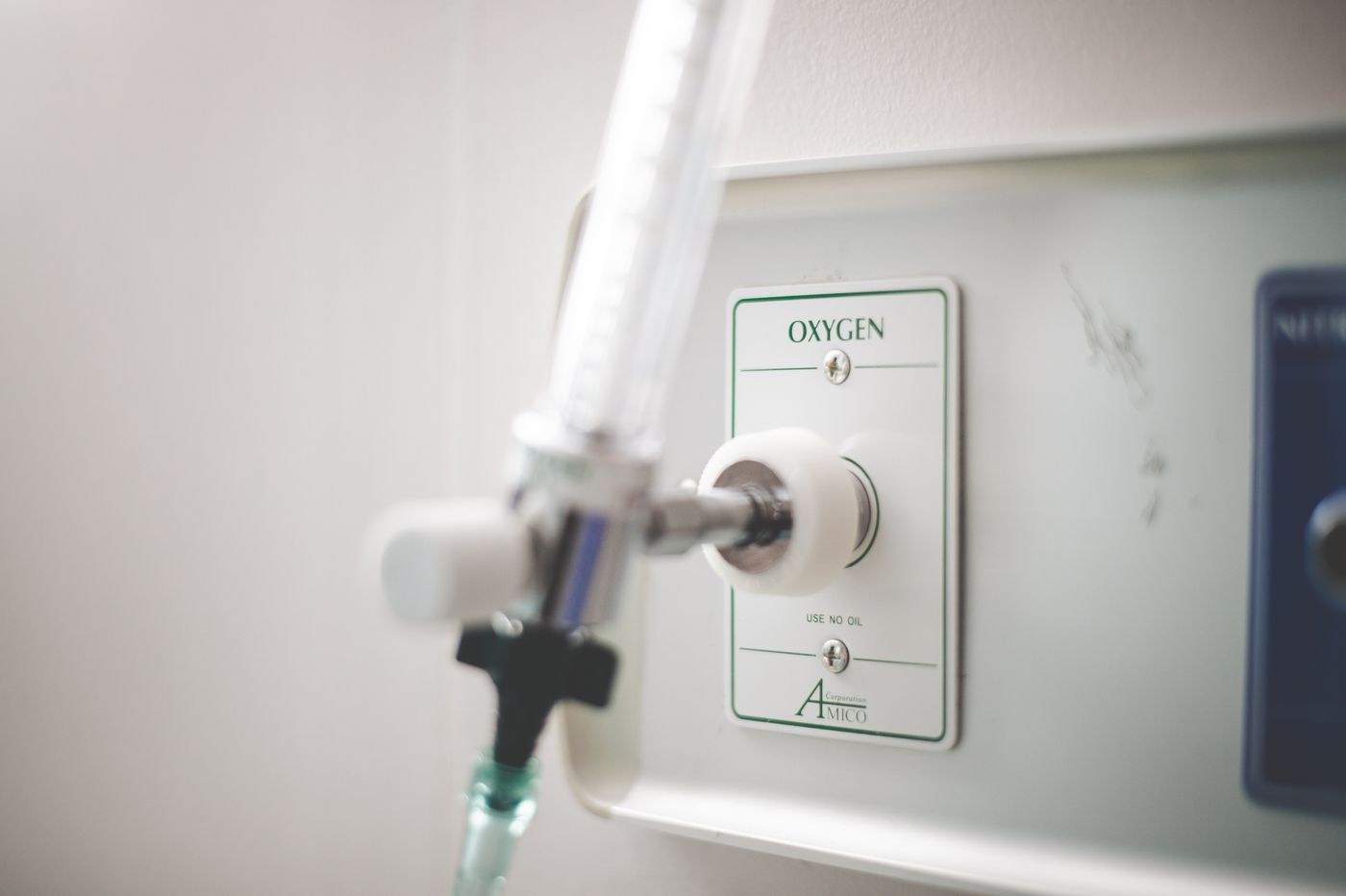 Đầu nối oxy trên hệ thống khí y tế gắn tường